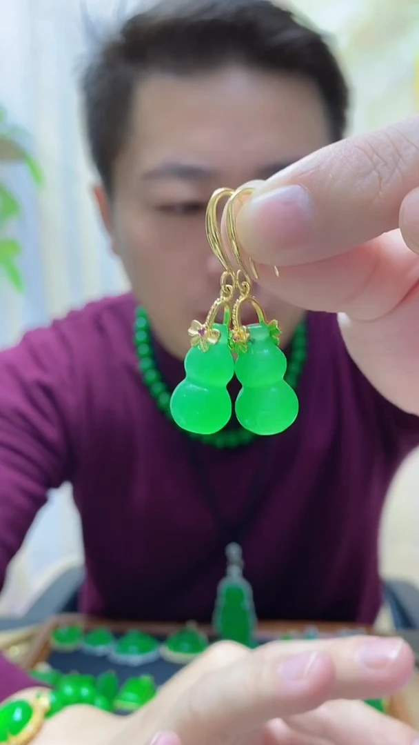 14K金镶嵌翡翠耳饰翡翠耳钩