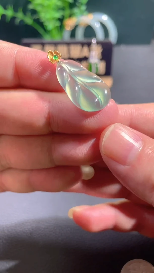 翡翠18K金镶嵌颈饰翡翠