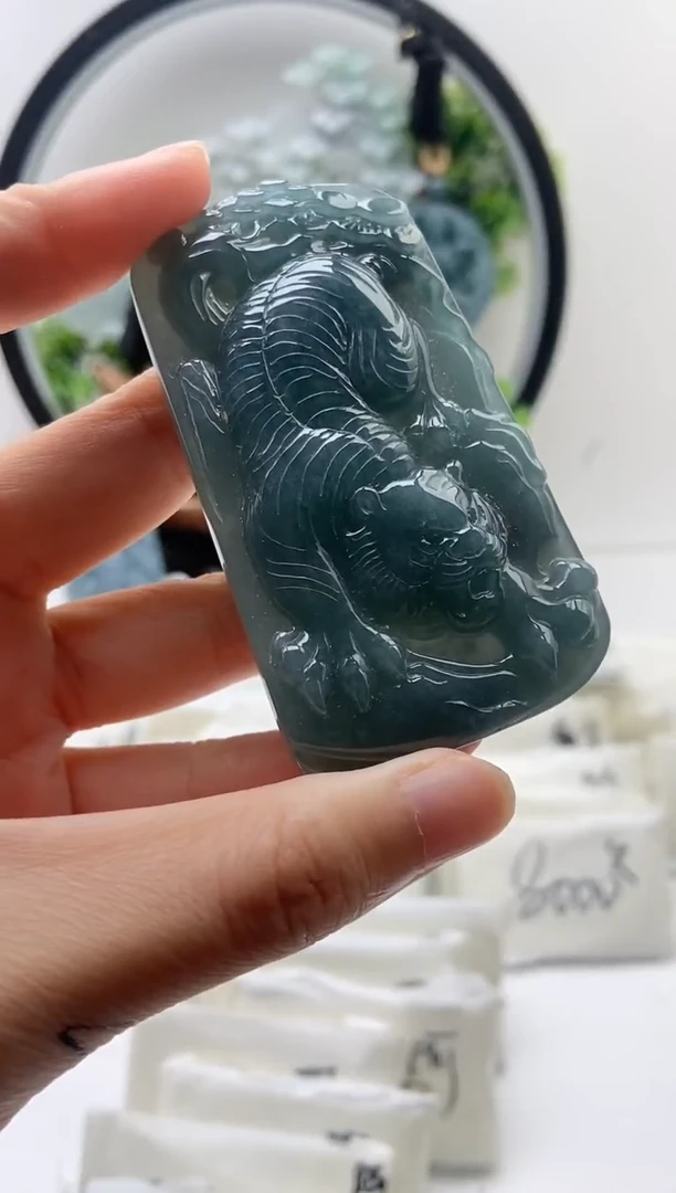 翡翠未镶嵌颈饰下山虎