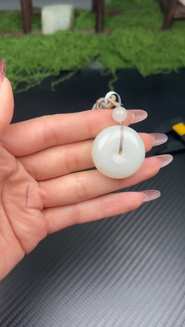 吊坠(赠链)未镶嵌和田玉黑山微色差平安扣M