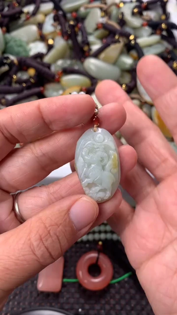 【闪购商品】和田玉颈饰未镶嵌多样性发货没有证书，拍一发一.有瑕