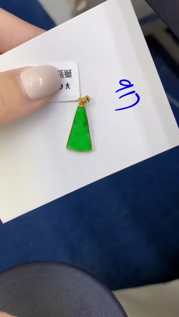 颈饰18K金镶嵌翡翠缅甸天然翡翠A货