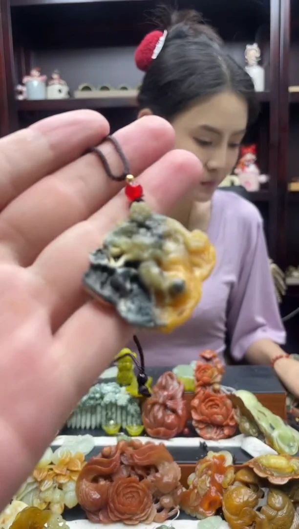 岫玉未镶嵌吊坠·