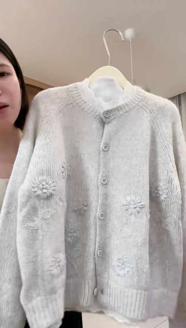 6988-云朵白开衫
