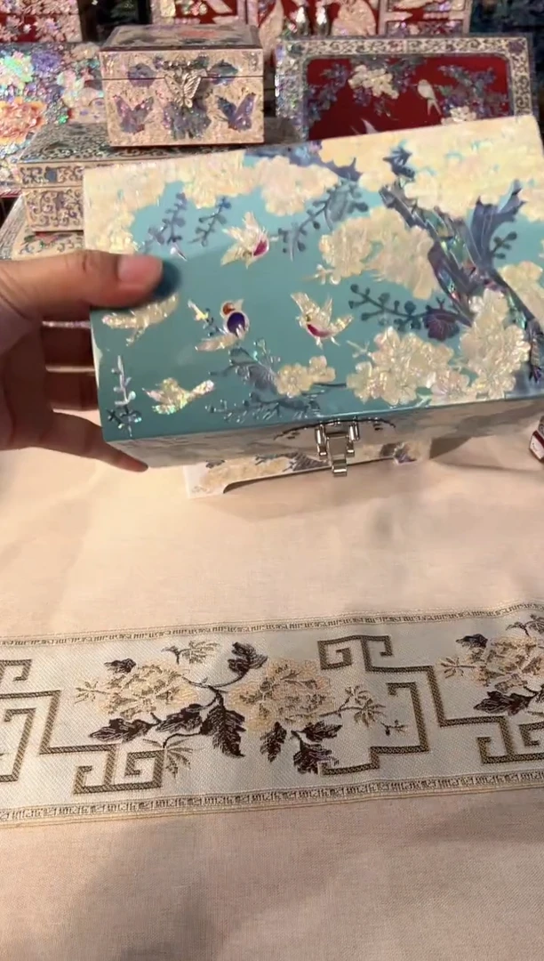 鱼锁绒布底弘贝雅螺钿漆器文化馆