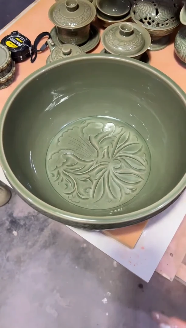 耀州窑缠枝莲纹大面盆（聚宝盆）