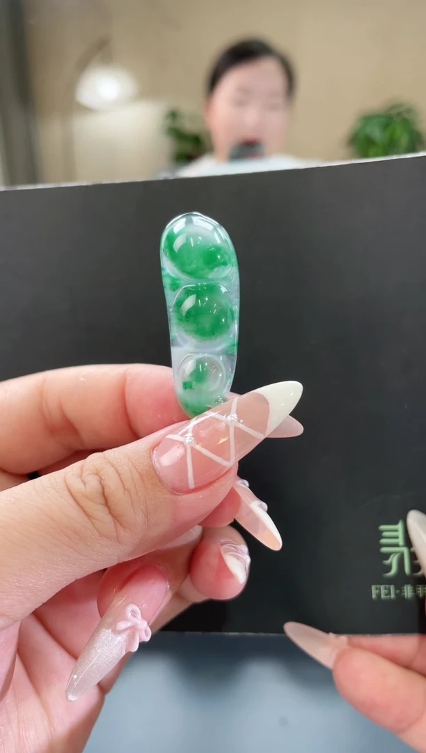 石英质玉未镶嵌颈饰福豆