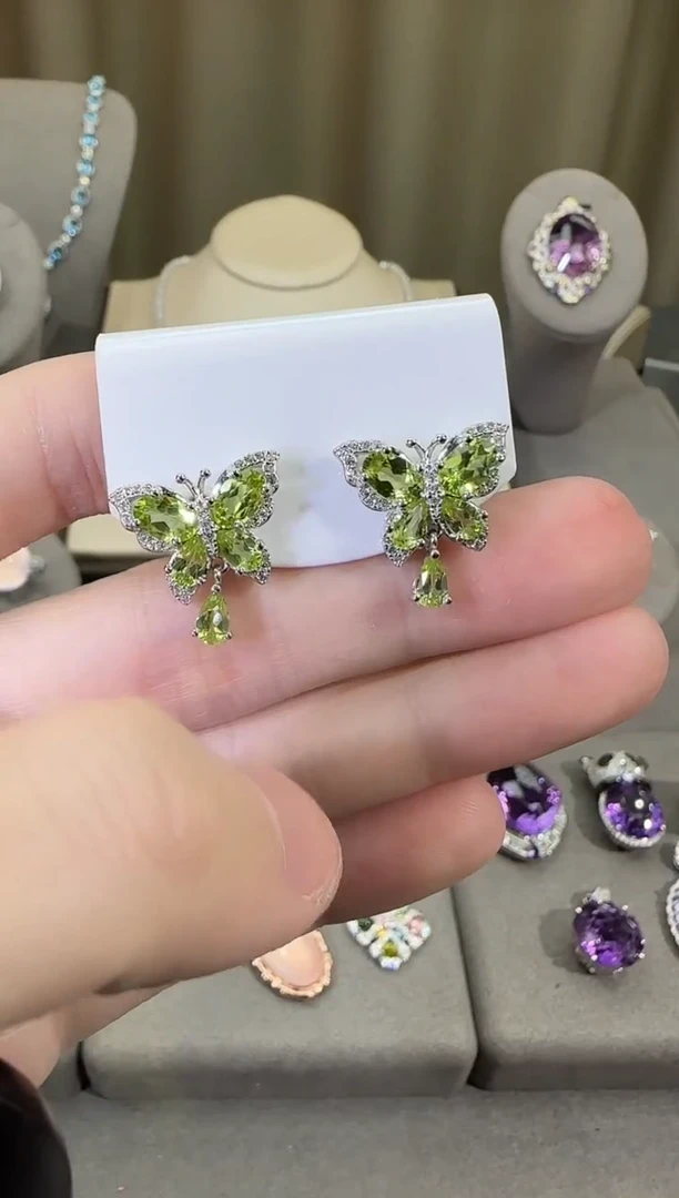 银S925镶嵌耳饰橄榄石17mm耳钉蝴蝶设计款