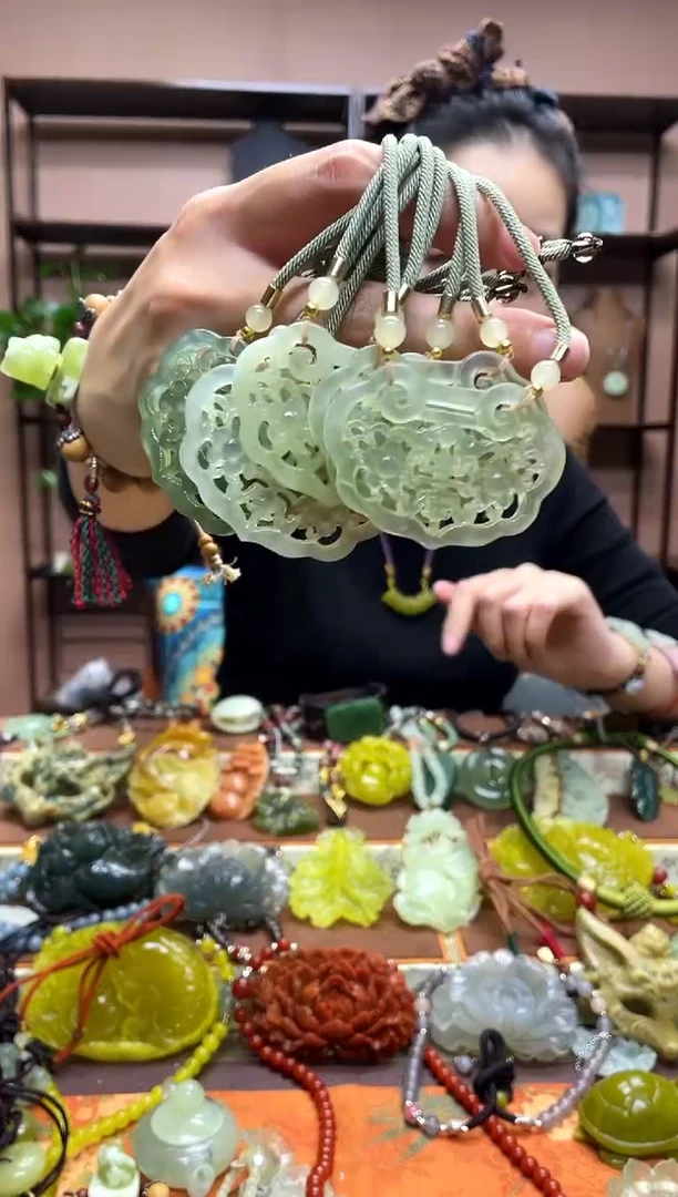 未镶嵌岫玉吊坠多样性发货发其中之一