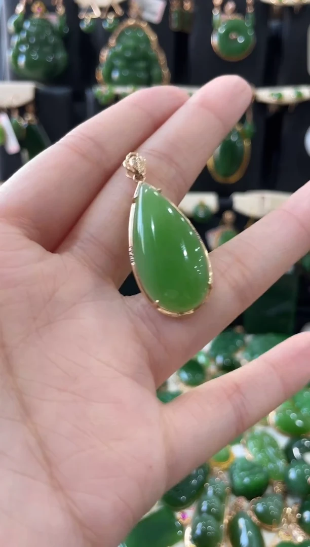 颈饰18K金镶嵌和田玉（碧玉）水滴