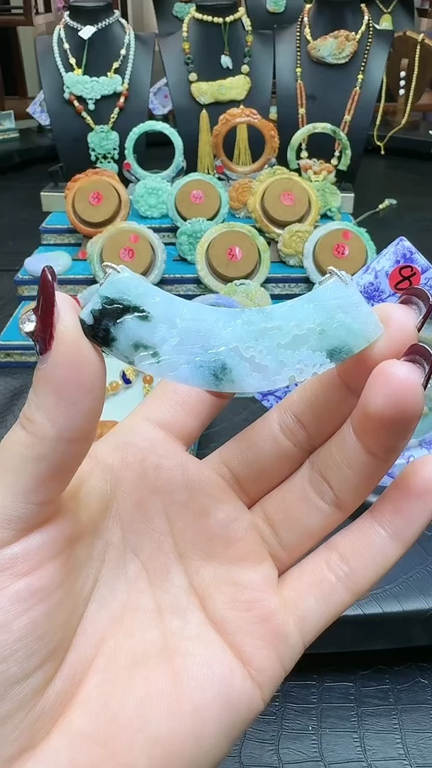 【闪购商品】翡翠颈饰未镶嵌天然翡翠山水弯弯