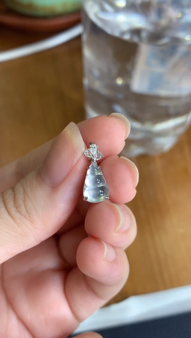 颈饰18K金镶嵌翡翠豆子滴溜