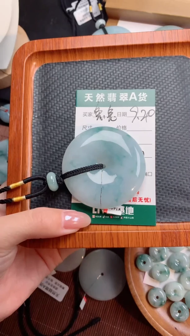 颈饰未镶嵌翡翠兔**?天然翡翠平安扣吊坠