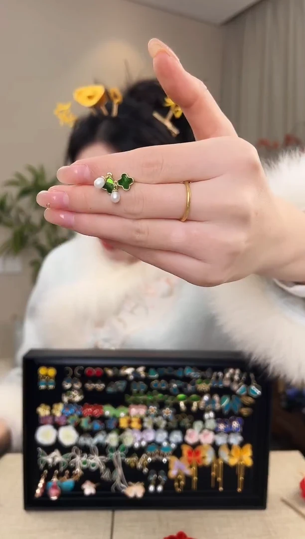 刺绣宝相花虫虫耳钉