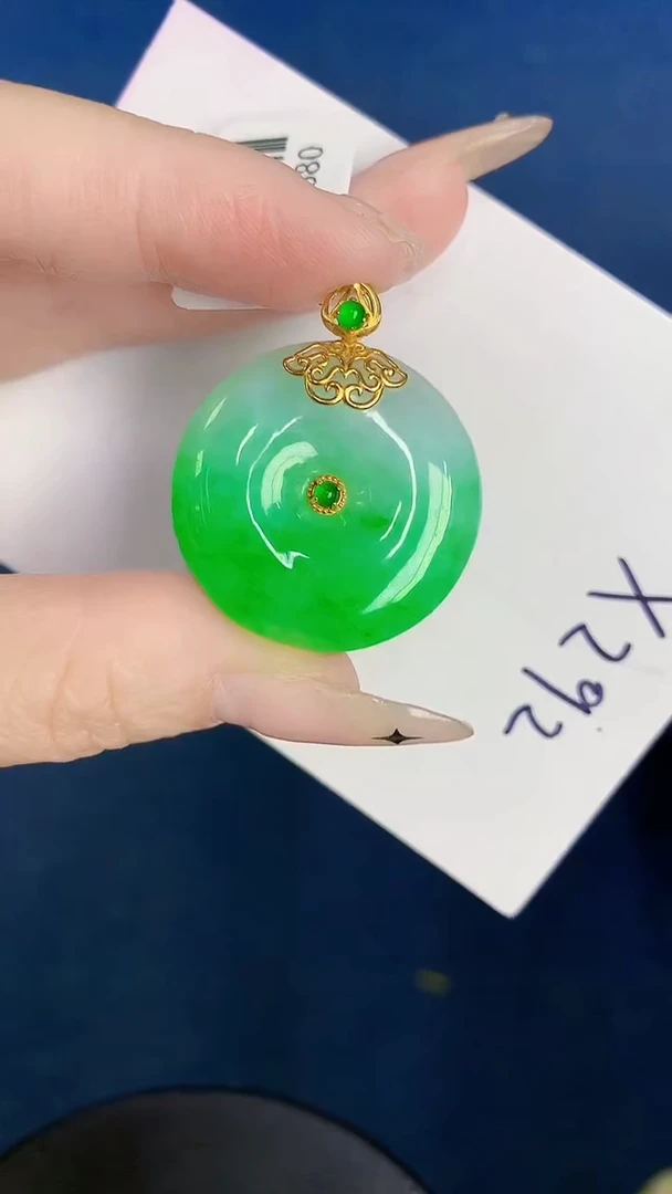 颈饰18K金镶嵌翡翠缅甸天然翡翠A货