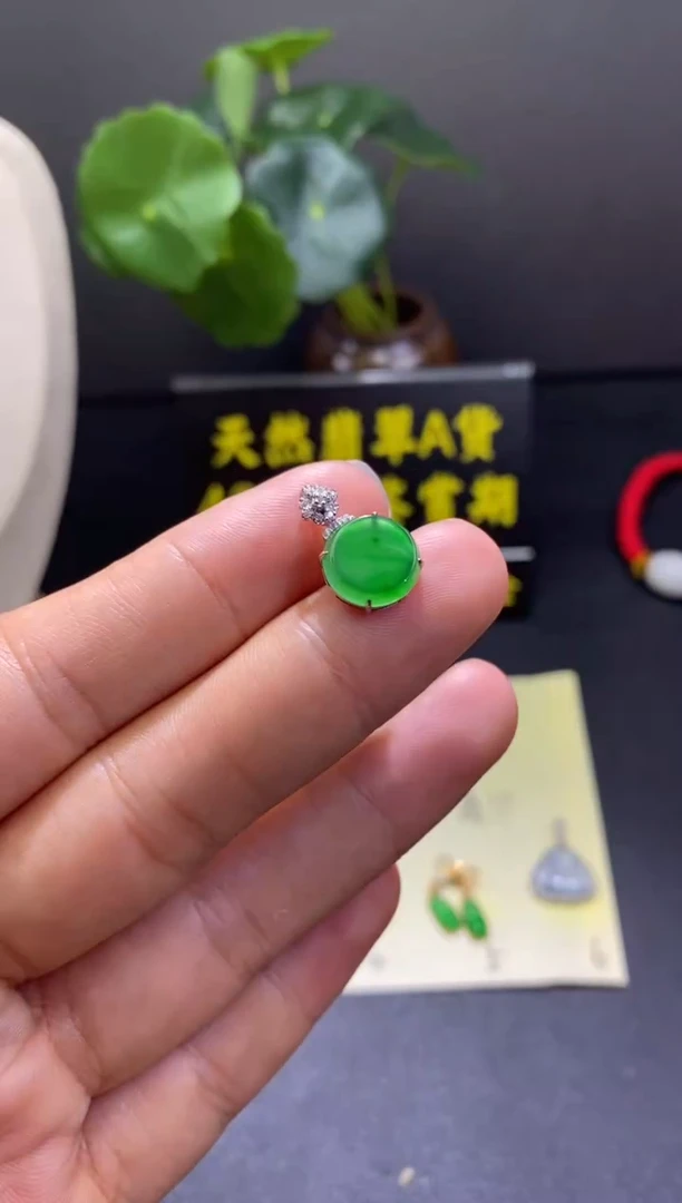 翡翠18K金镶嵌颈饰翡翠吊坠