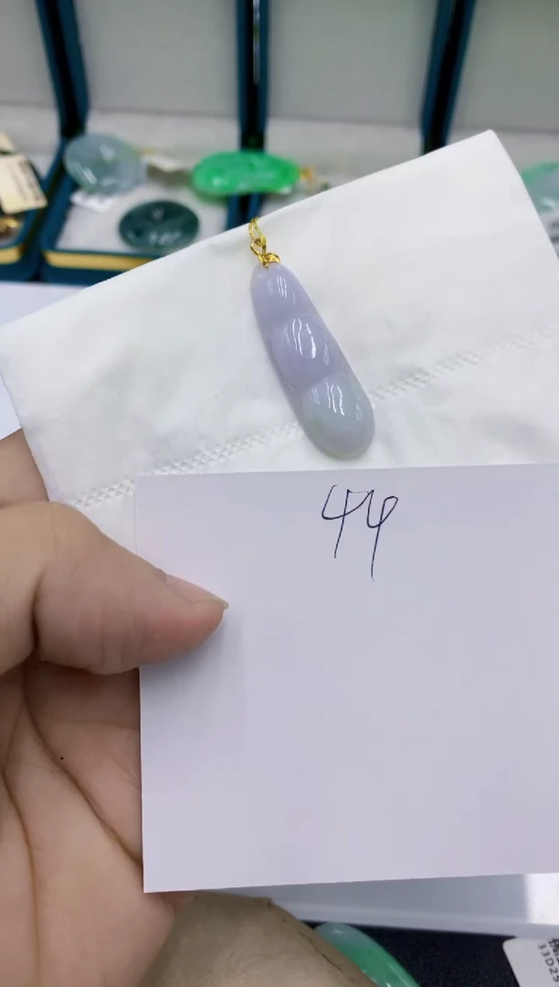 颈饰18K金镶嵌翡翠琴**欢翡翠