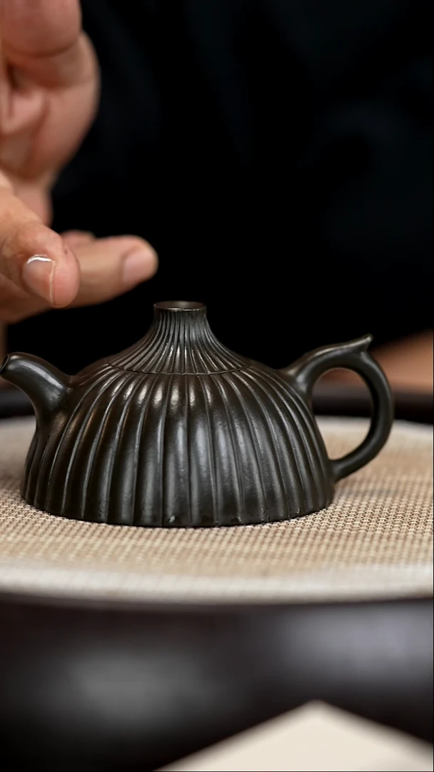 茶壶紫砂LHQ84菊瓣墨绿泥130cc