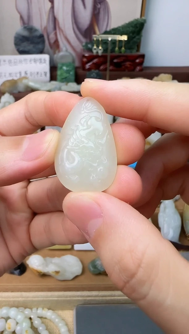 和田玉未镶嵌颈饰春**生龙