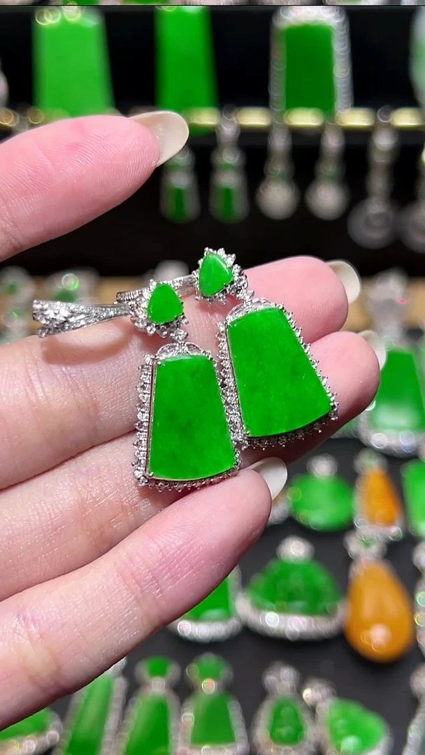 颈饰18K金镶嵌翡翠吊坠