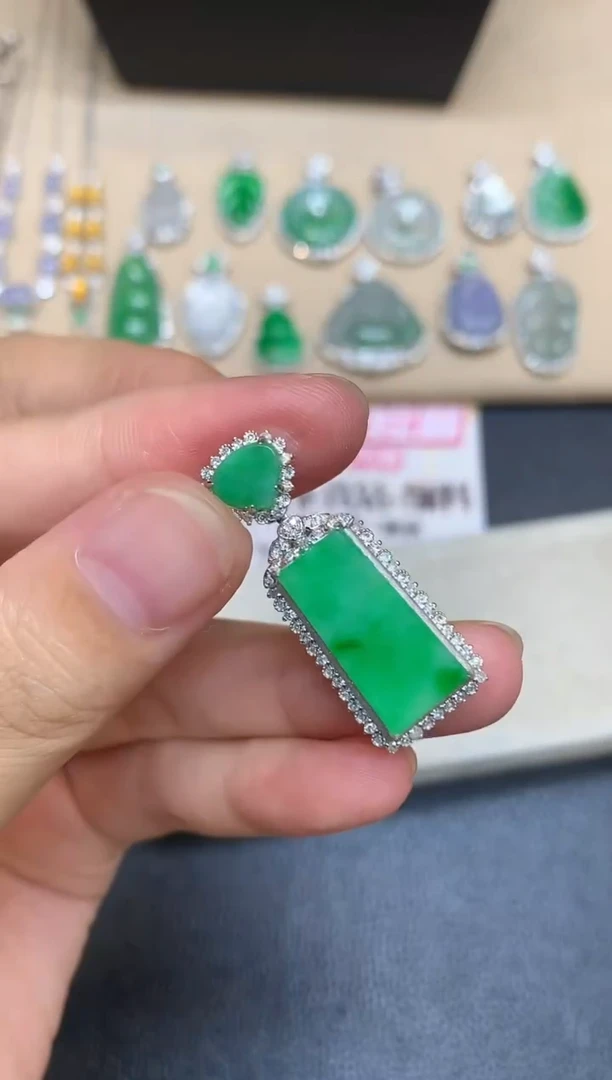 颈饰18K金镶嵌翡翠无事牌【无服务费【48小时鉴赏期】