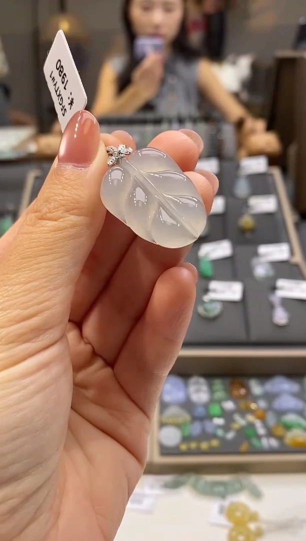 颈饰18K金镶嵌翡翠叶子