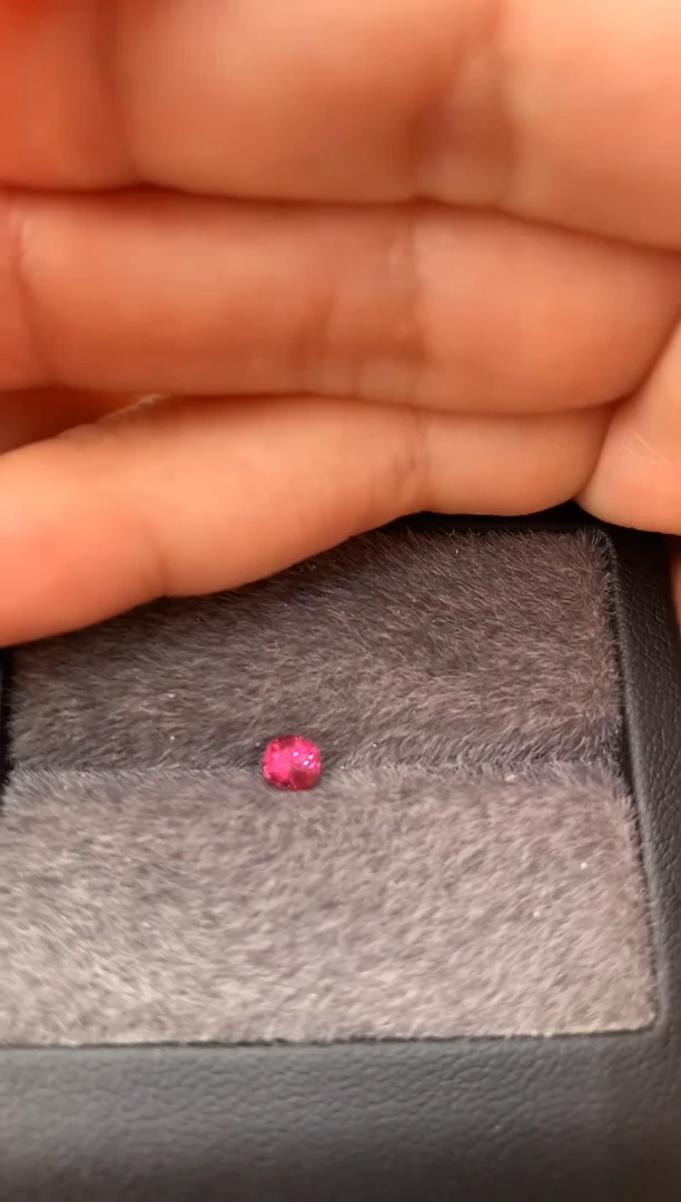 未镶嵌裸石定制尖晶石枕型 高色色调 0.38ct