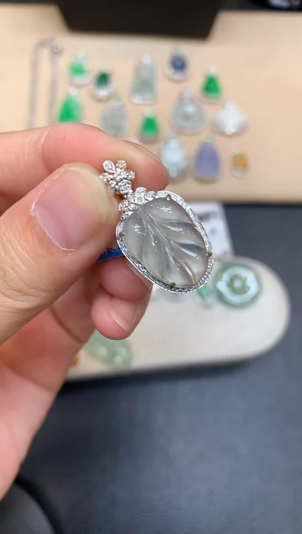 颈饰18K金镶嵌翡翠树叶【无服务费