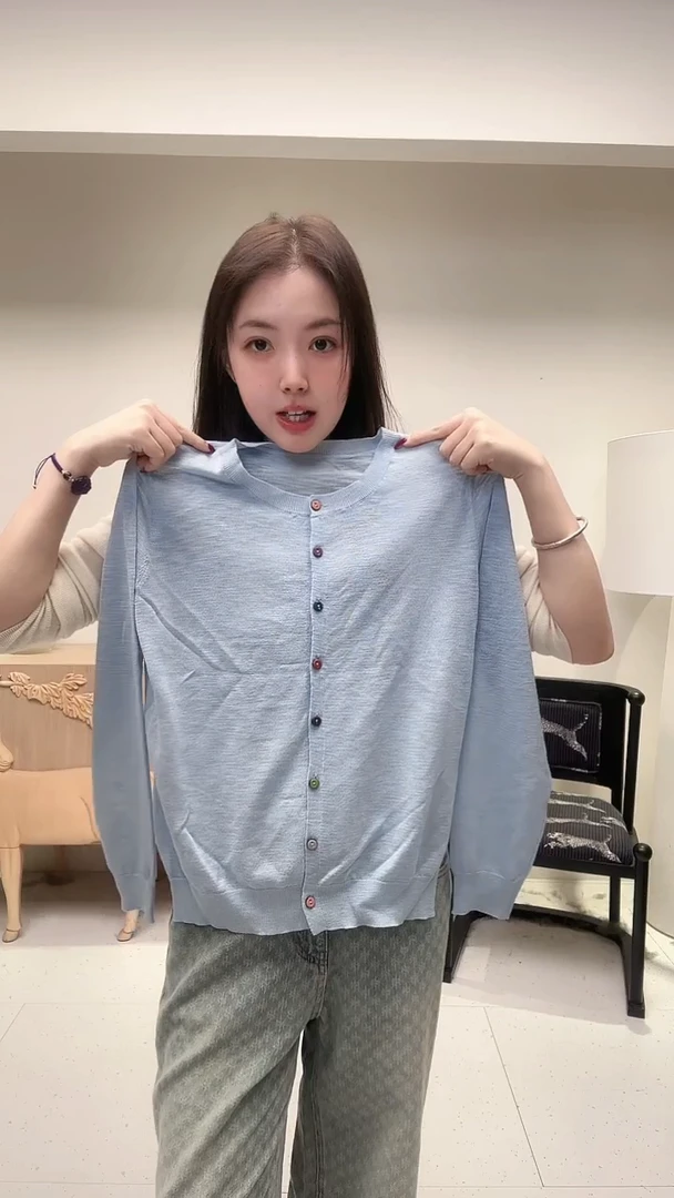 蓝色圆领透气彩扣开衫