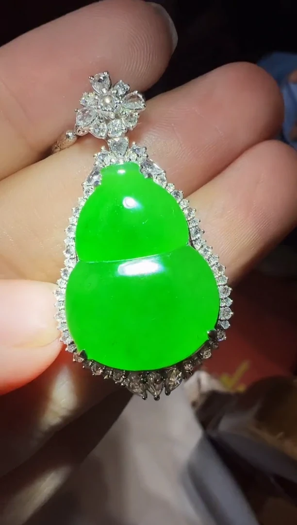 颈饰18K金镶嵌翡翠葫芦