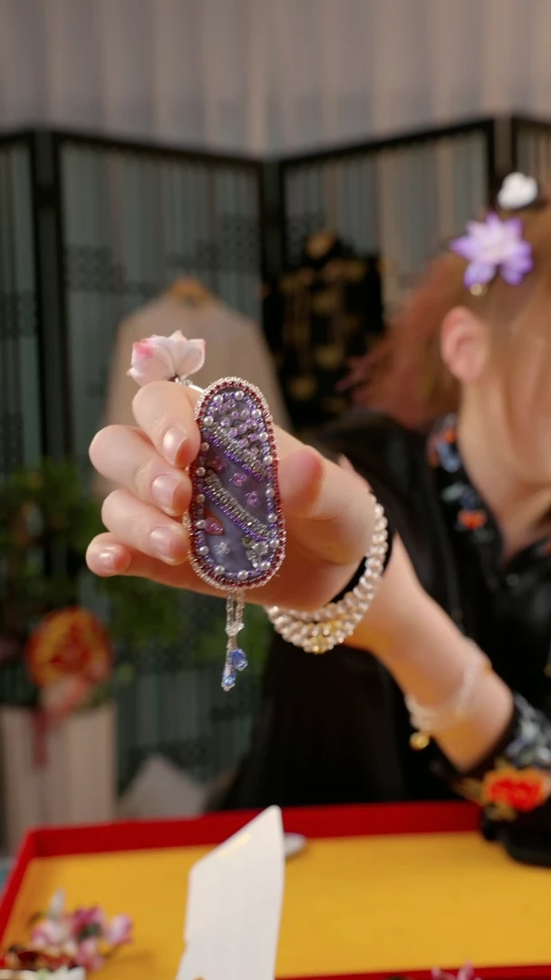 刺绣一****儿苏绣非遗绒花饰品