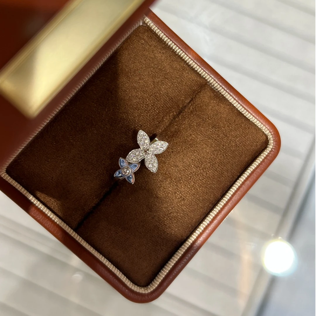 莫桑石铂金pt950首饰铂金镶嵌莫桑四叶草戒指百搭小众时尚