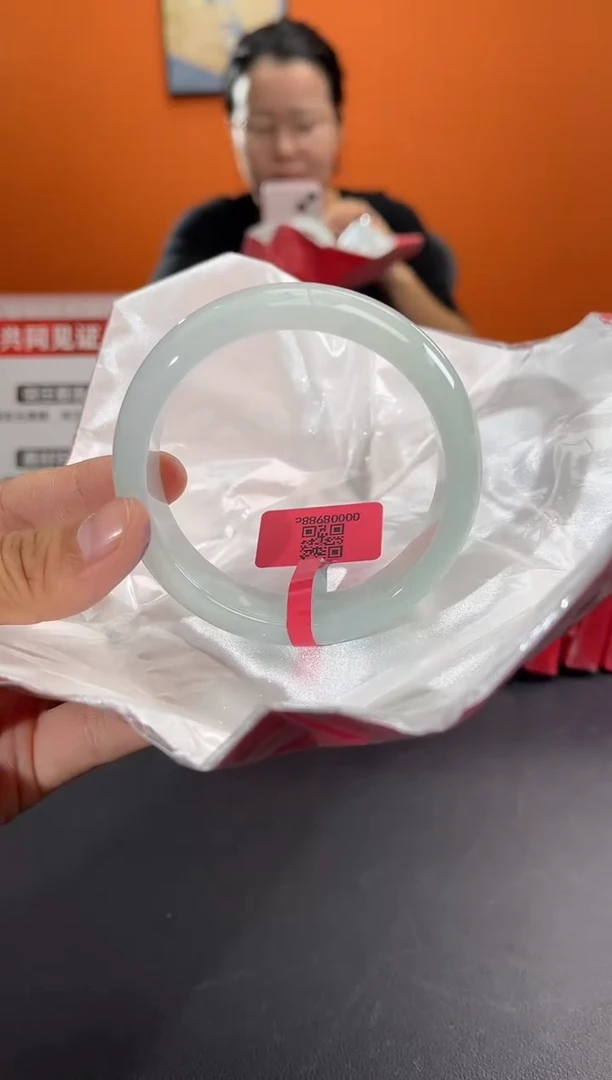 翡翠手镯未镶嵌翡翠手镯