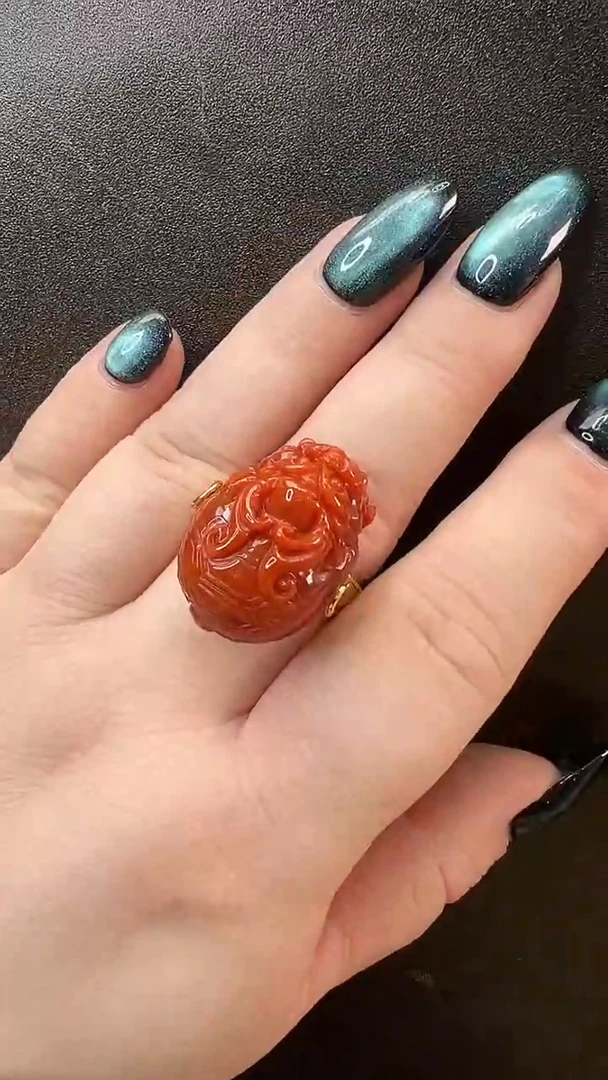 颈饰未镶嵌南红玛瑙戒指