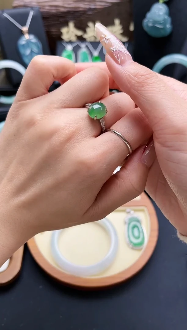 【闪购商品】翡翠戒指18K金镶嵌翡翠戒指