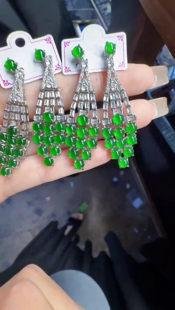 未镶嵌定制翡翠翡翠A货有轻微色差属于正常现象，耳坠多样性发货1