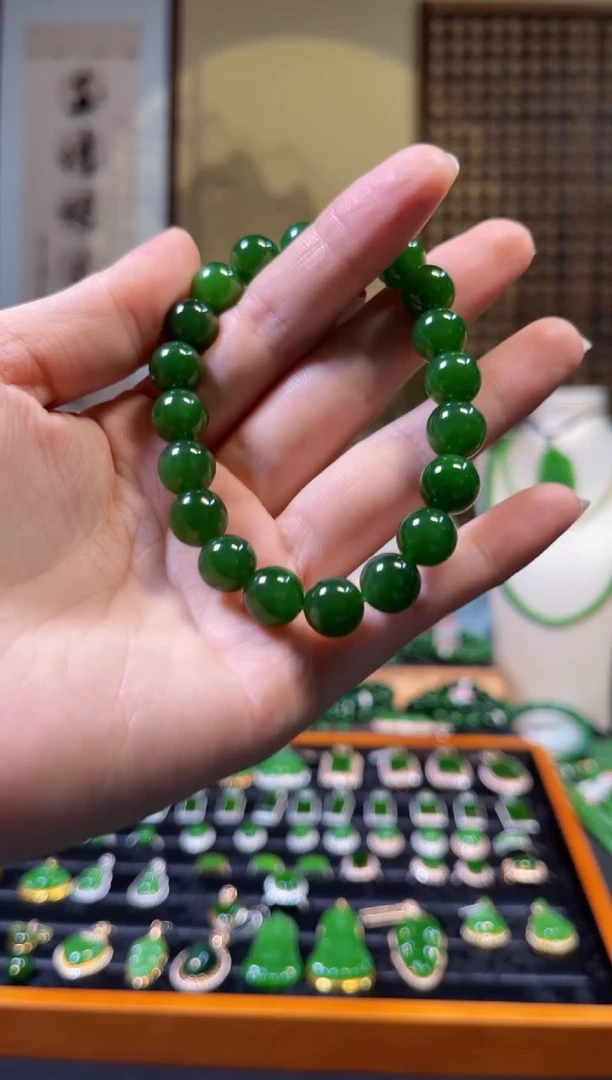 颈饰未镶嵌和田玉（碧玉）金*头±10mm精品辣阳绿单圈手串