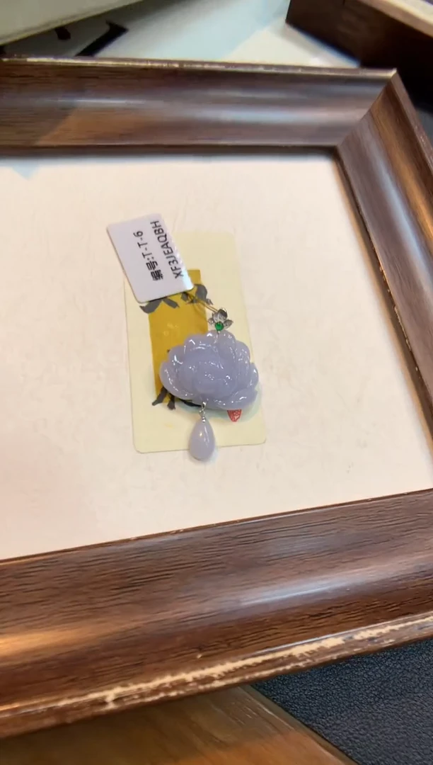 颈饰18K金镶嵌翡翠莲花