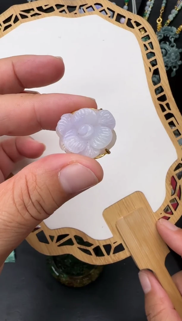 颈饰未镶嵌翡翠戒指