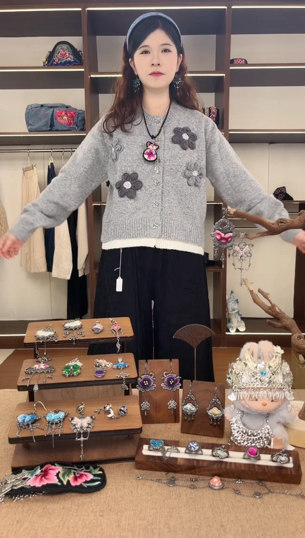 织绣A18 黔东南苗族刺绣毛衣