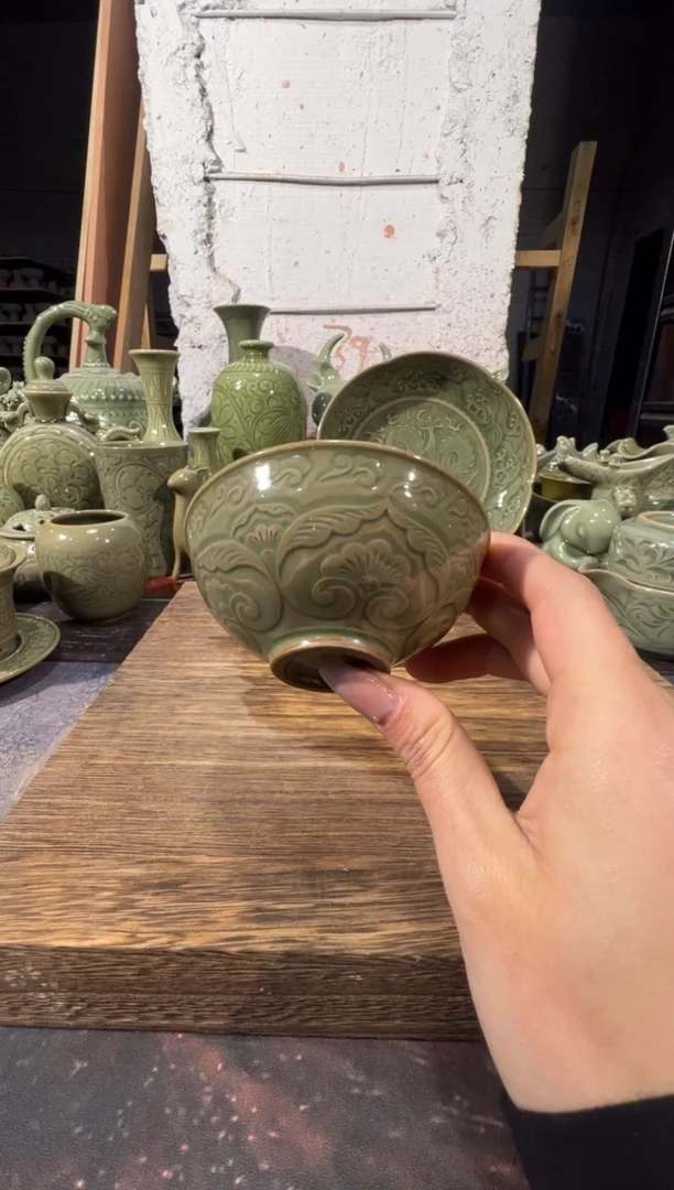 耀州窑青瓷梅花茶碗