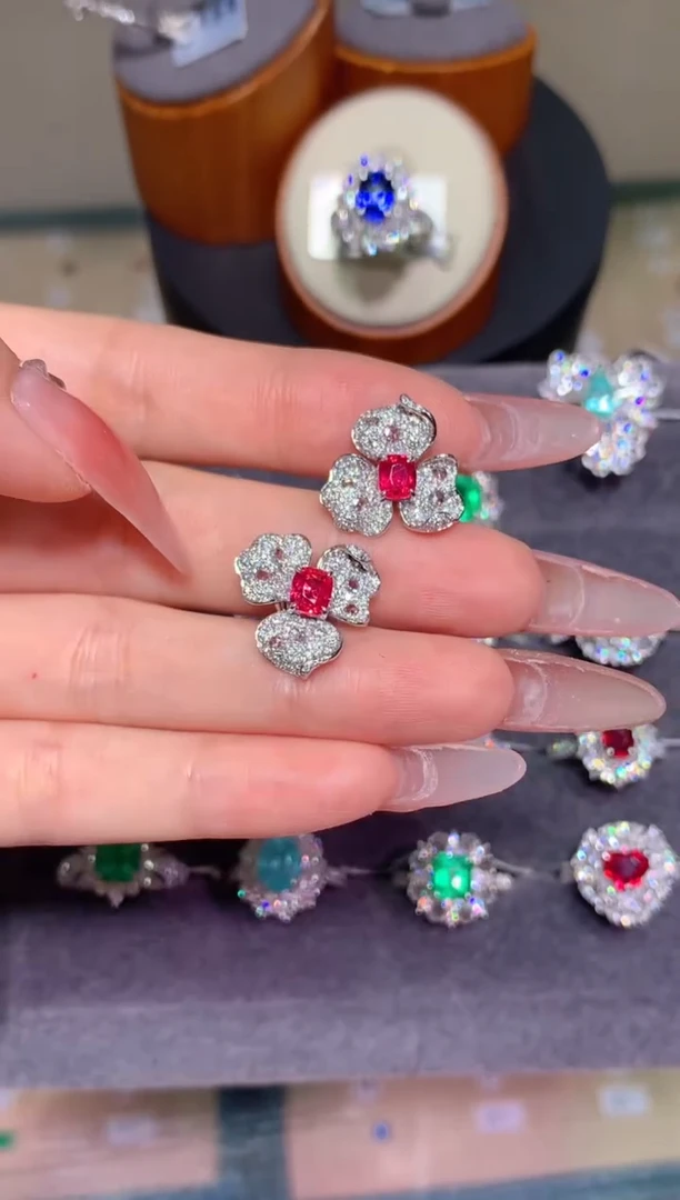 18K金镶嵌耳钉尖晶石1.07CT