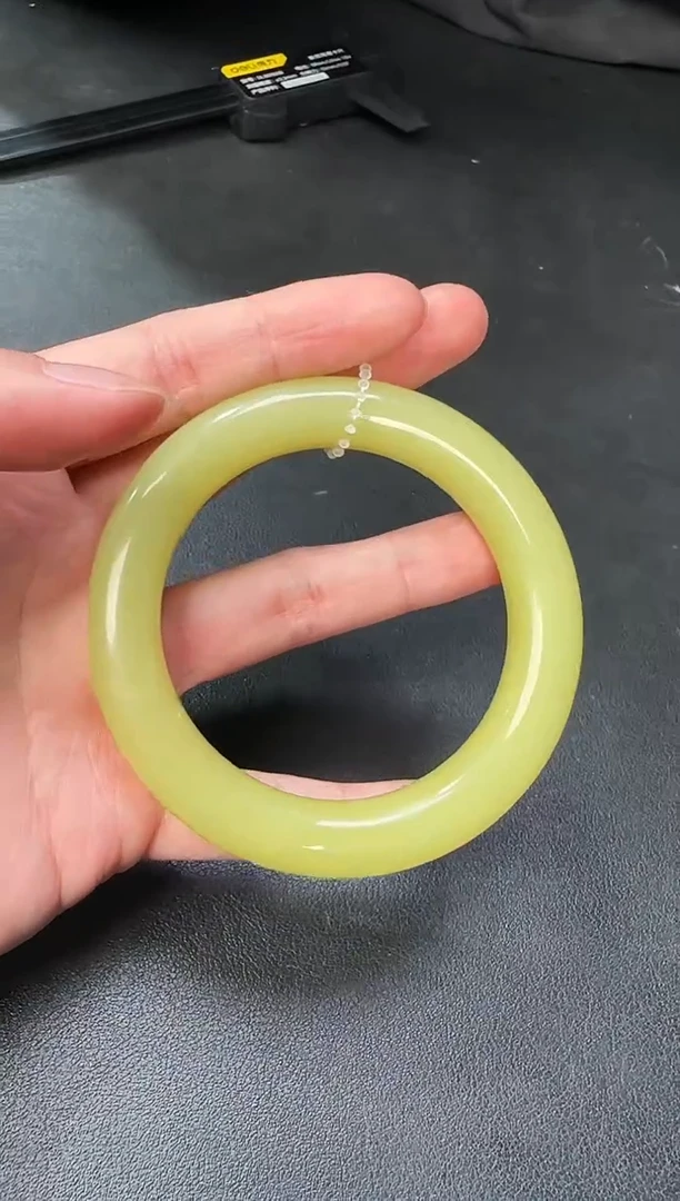 颈饰未镶嵌和田玉暴力鸡油黄圈口约60mm