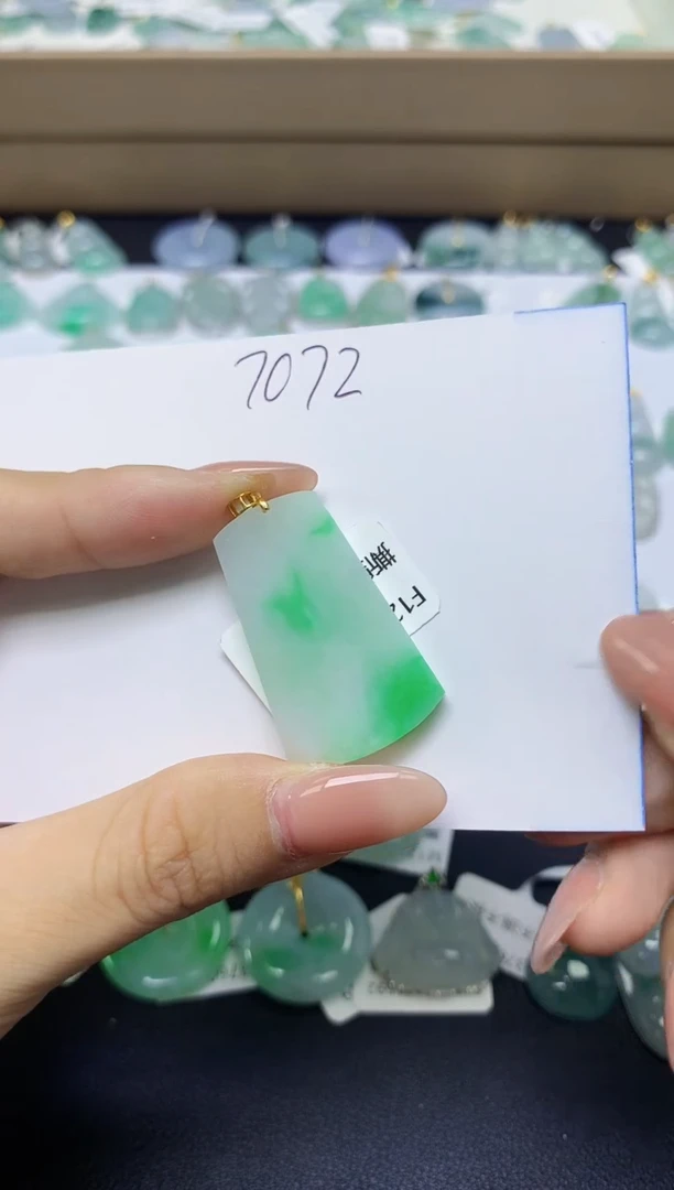 颈饰18K金镶嵌翡翠天然缅甸A货翡翠百元以上9元证书费自理