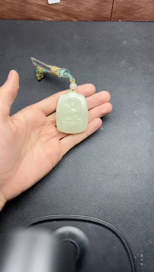 吊坠(赠链)未镶嵌和田玉且末微色差迪克兰一细吊坠