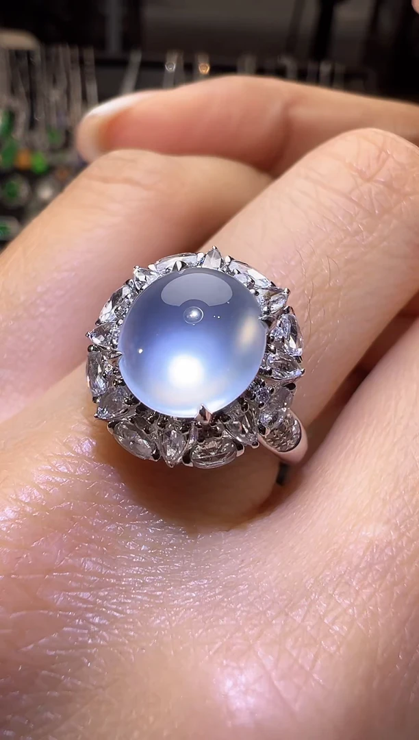 18K金镶嵌戒指翡翠蛋面