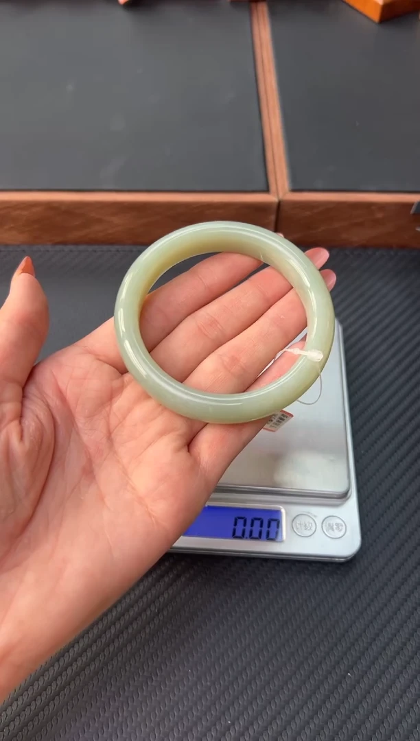 和田玉手镯未镶嵌且末微色差近矿58+m