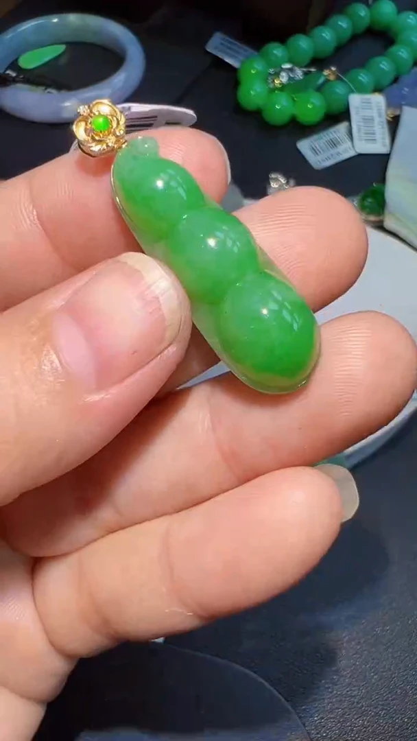 颈饰18K金镶嵌翡翠豆