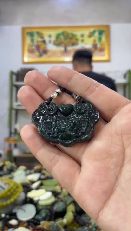 未镶嵌岫玉吊坠