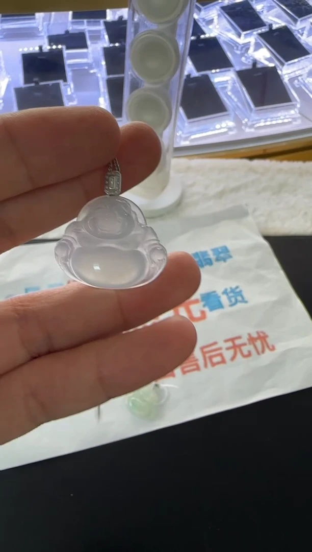 翡翠18K金镶嵌颈饰A货翡翠方扣头高冰佛公吊坠 多样性